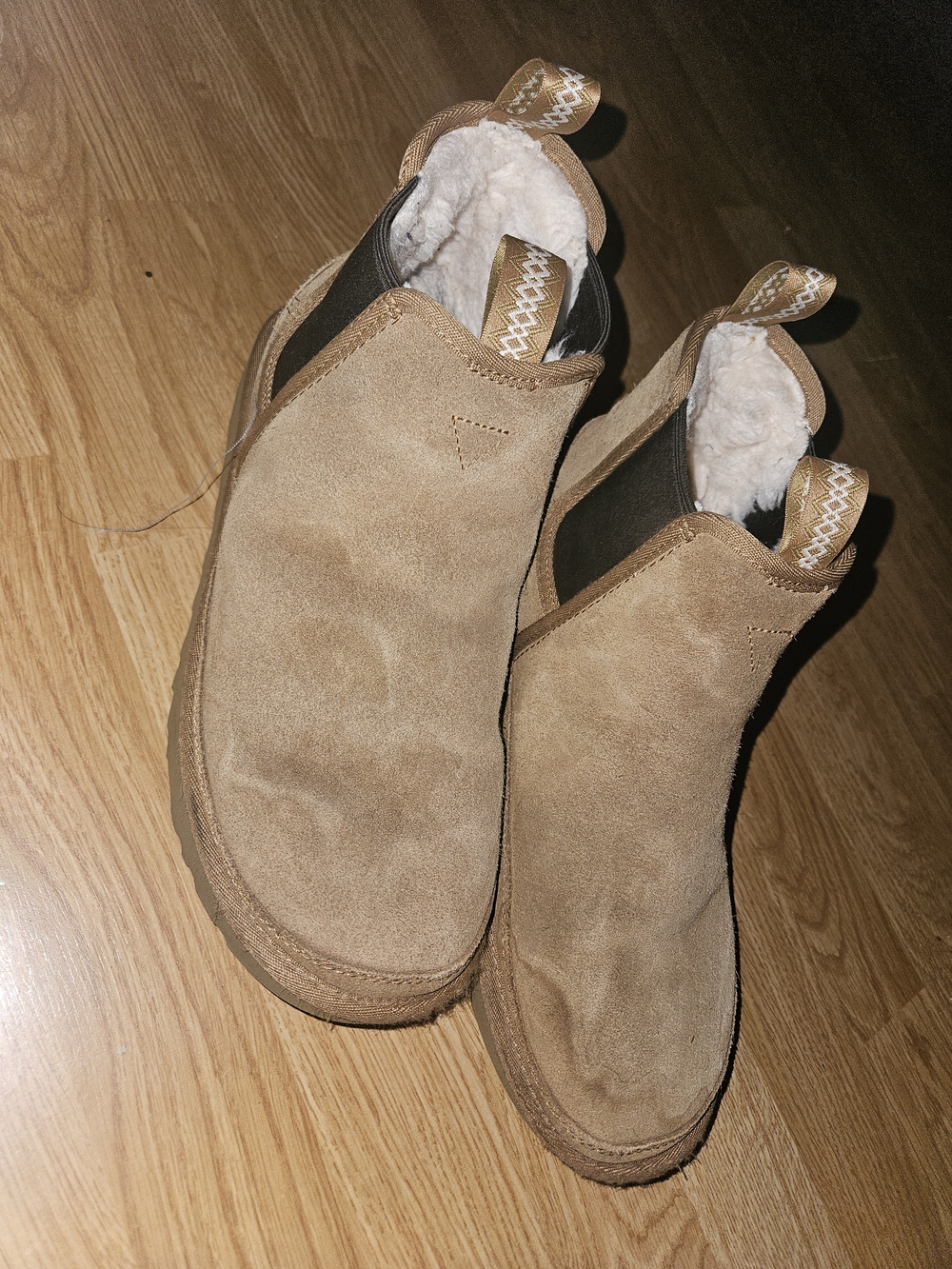 UGG Men’s Chelsea Suede Boots in Chestnut Brown - Picture 3 of 3